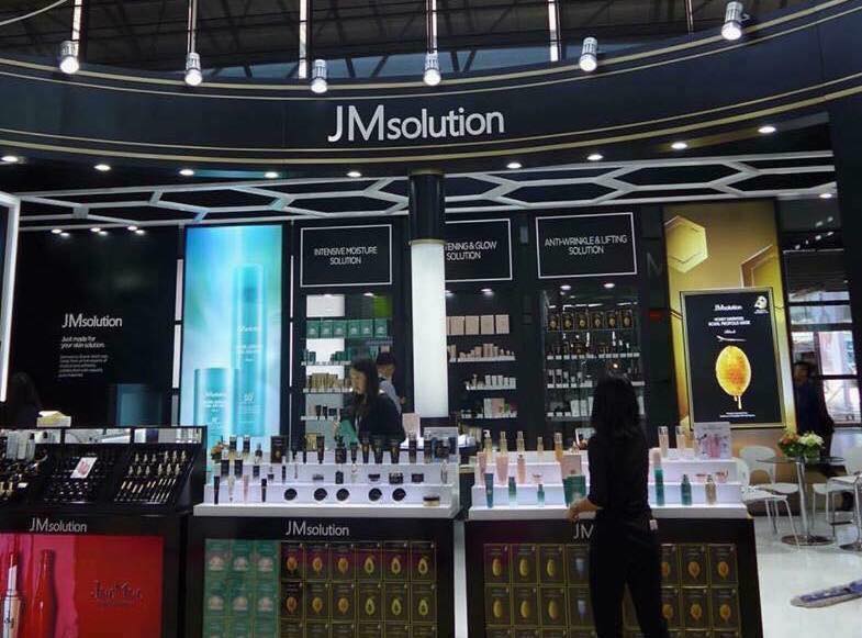 Jm solution chứa thành phần vàng 24k có trong các sản phẩm từ serum, kem dưỡng trắng, mặt nạ cho da mặt và mặt nạ