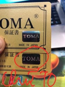 Chữ TOMA ở thẻ giả to hơn thẻ thật và chữ O không tròn đẹp.