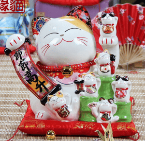 mèo vẫy tay trái