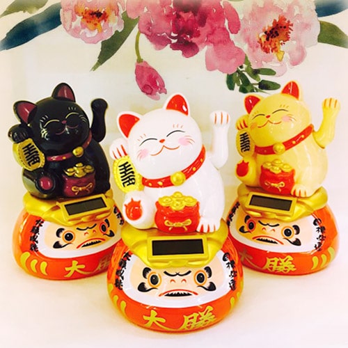 Mèo thần tài daruma là một biểu tượng may mắn và tài lộc trong văn hóa Nhật Bản. Hình ảnh mèo xinh xắn, đáng yêu này sẽ khiến bạn cảm thấy nghĩa là nhất định phải xem!