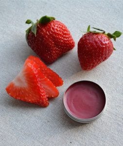 Cách làm son môi màu đỏ từ dâu tây