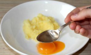 Hết mụn cám với mặt nạ khoai tây trứng gà 