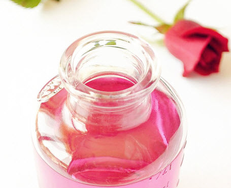 Nước hoa hồng tự làm từ nguyên liệu tự nhiên có tốt không?