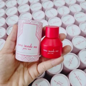 Pure Rose: là sự kết hợp hoàn hảo của hương hoa trắng và Aldehyde tạo sự trẻ trung và quyến rũ. 