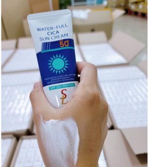 Smile Leader Water Full Cica Sun Cream màu xanh: dành cho da dầu mụn, nổi bật với khả năng bảo vệ da dưới tác động tiêu cực của ánh nắng mặt trời, cấp ẩm và làm dịu da.