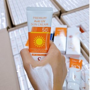Smile Leader Premium Anti UV Sun Cream màu cam: thích hợp cho da khô, được nhiều chị em lựa chọn sử dụng với khả năng chống lão hóa, bật tone da một cách tự nhiên.