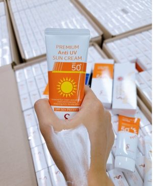 Smile Leader Premium Anti UV Sun Cream màu cam: thích hợp cho da khô, được nhiều chị em lựa chọn sử dụng với khả năng chống lão hóa, bật tone da một cách tự nhiên.