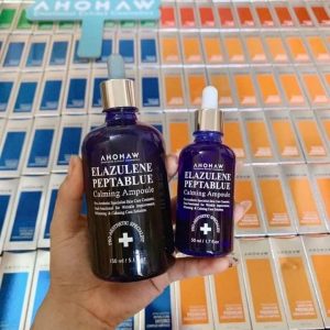 Alazulene Ampoule – chai màu xanh dương: Đây cũng là một trong những sản phẩm bán chạy nhất của hãng mỹ phẩm Ahohaw trên thị trường. Serum chứa tới 7 thành phần làm dịu da