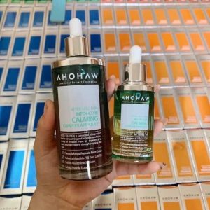 Serum Ahohaw xanh lá – Calming Complex: là “chân ái” cho những cô nàng có làn da dầu mụn, lỗ chân lông to. Sản phẩm nổi bật với khả năng kiểm soát bã nhờn, thu nhỏ lỗ chân lông, ngăn ngừa tối đa các nguy cơ gây mụn.