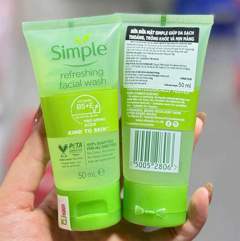 Sữa rửa mặt Simple xanh lá new