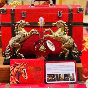 Bình Rượu ngựa đôi song mã kim loại Club House XXII 2026