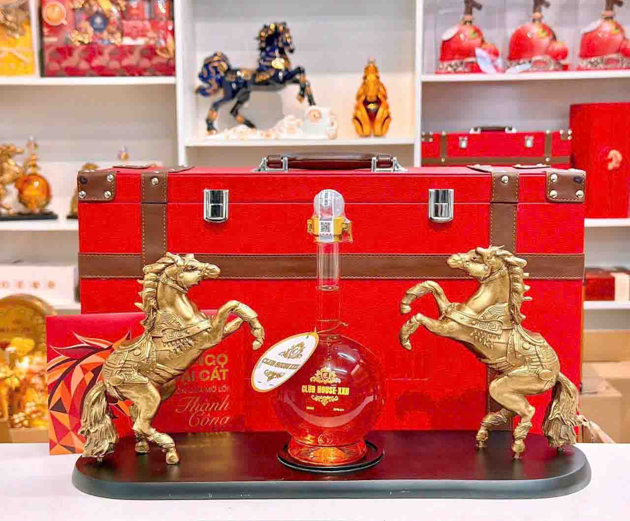 Rượu ngựa đôi song mã kim loại Club House XXII 2026
