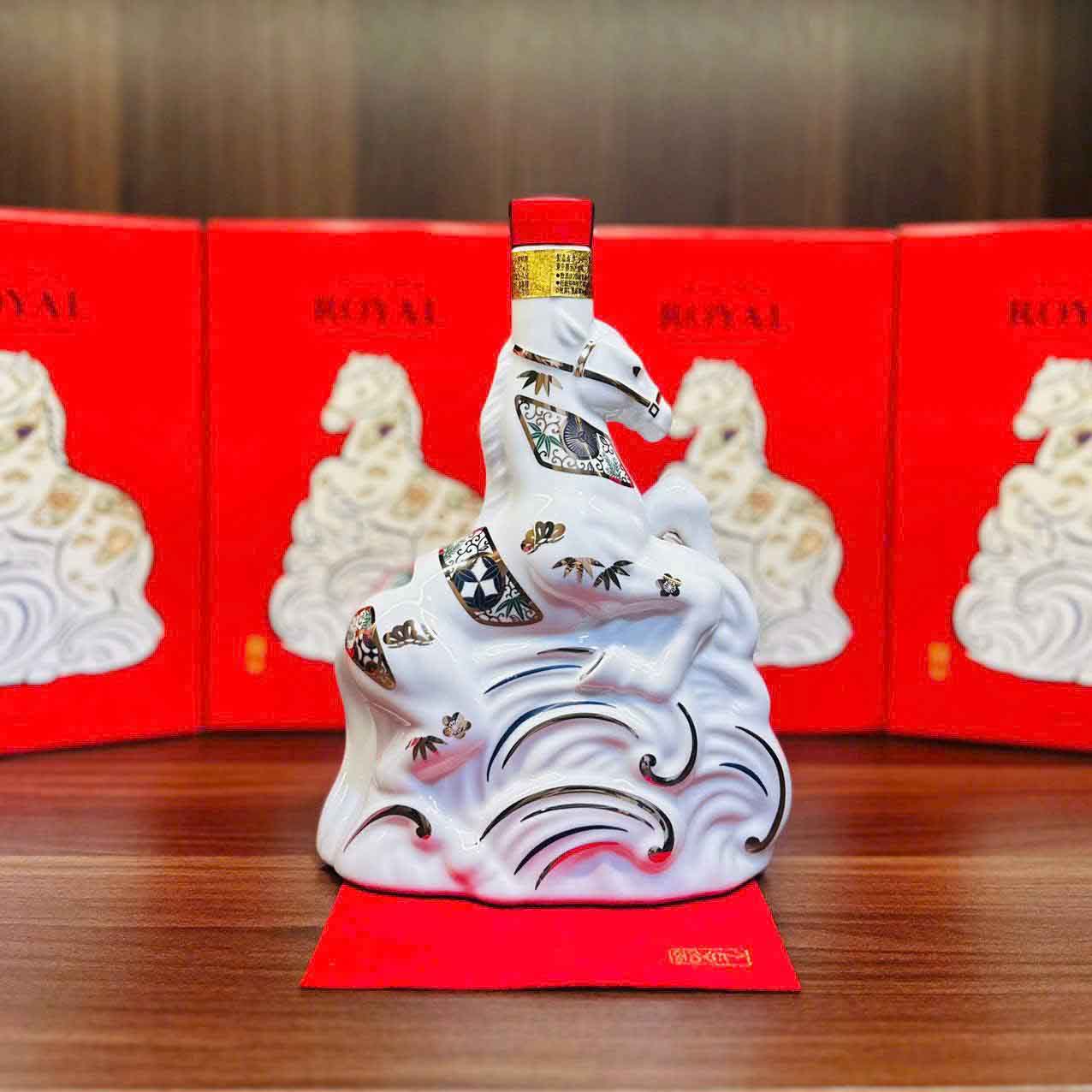 Bình rượu con ngựa Suntory Whisky Royal Nhật Bản 2026