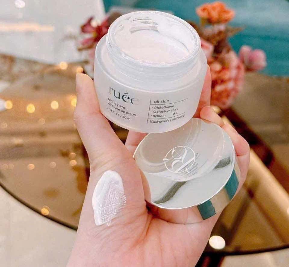Kem dưỡng ban ngày RUEE Blanc Peau Vita Tone Up Cream 50ml